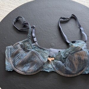 Chic Lace Underwire Bra in Gray